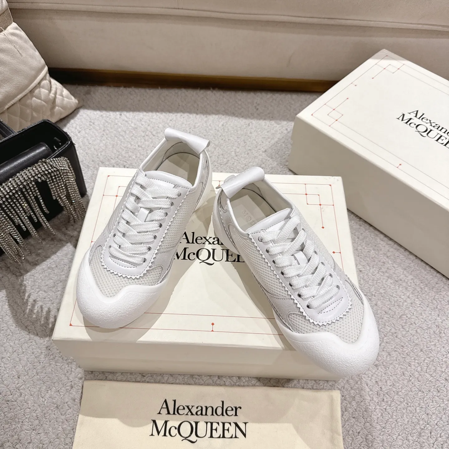 👟👟Ex-factory price 600👟👟 Men's size +10 2025 McQueen's new AIexanderMcQUEEN✅ The original quality has been certified! The original version is reproduced 1:1, and the latest lace-up casual shoes are released simultaneously. • McQueen logo • Round toe box • Lightweight segmented sole design, made of imported stretch breathable fabric + grained cowhide, soft inner lining and insole, comfortable for walking and not stuffy on the feet. Five colors: black/white·white·off-white·black/brown·yellow Fabric: grained cowhide + stretch fabric + cow suede Insole: imported sheepskin Women’s model: 35–40 (40 for women is not returnable) Men’s model: 39–45 (45 for men is not returnable)
